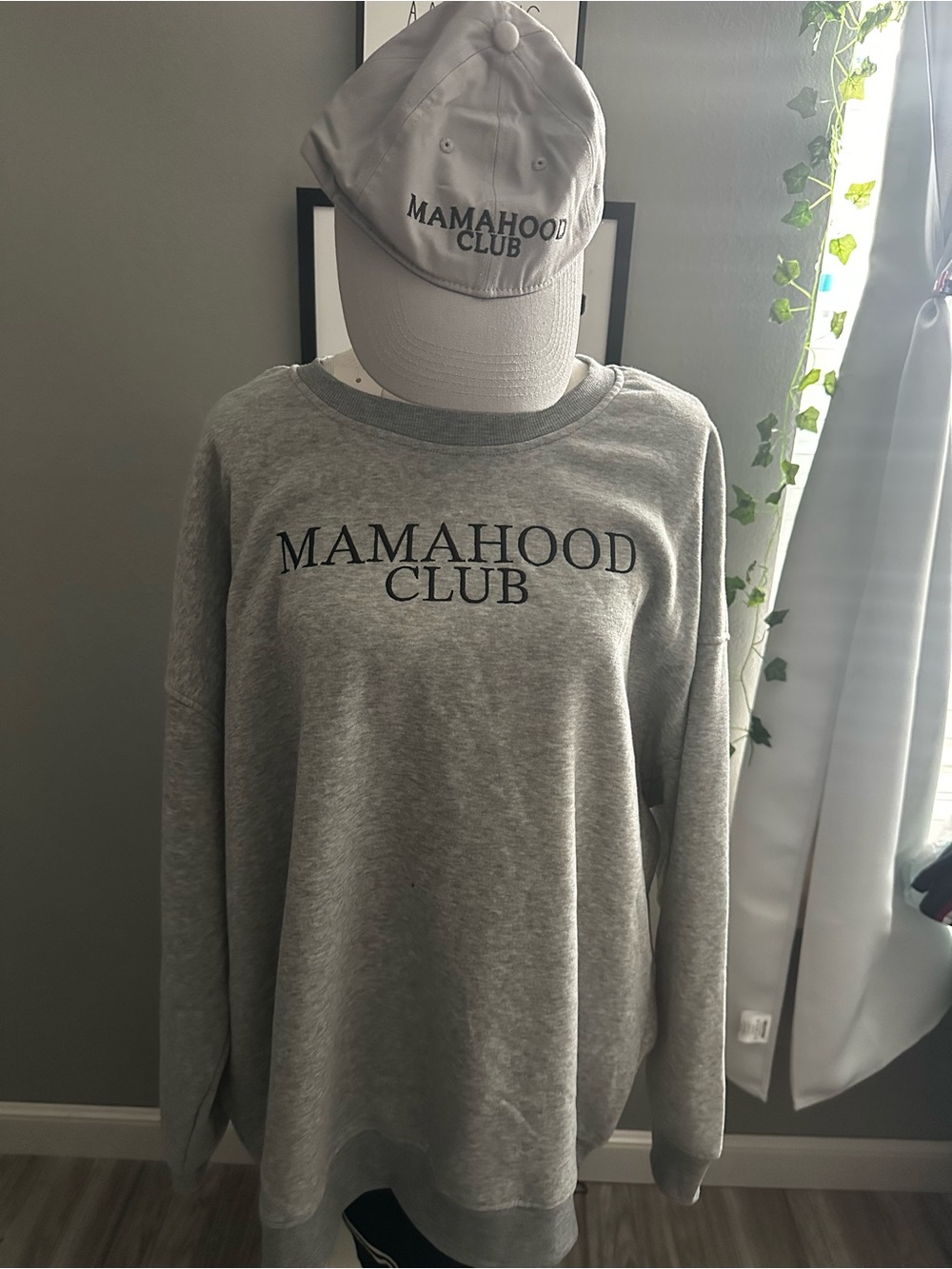 Mamahood Club Women's Gray Sweatshirt + hat